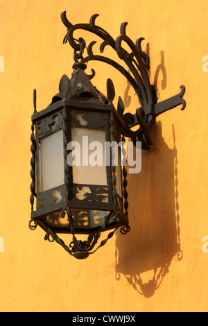 Reich verzierte Straßen Lampen in der Altstadt von der UNESCO World Heritage Site von Cartagena, Kolumbien-Südamerika Stockfoto