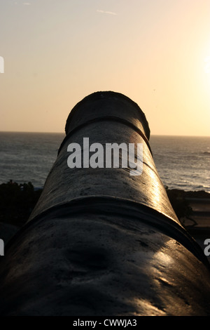 Kanonen aus der spanischen Kolonialzeit weisen von den Mauern des UNESCO-Weltkulturerbes Cartagena, Kolumbien, auf die Karibik Stockfoto