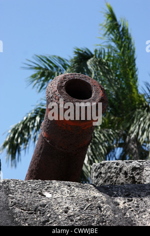 Kanonen aus der spanischen Kolonialzeit weisen von den Mauern des UNESCO-Weltkulturerbes Cartagena, Kolumbien, auf die Karibik Stockfoto