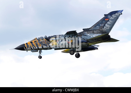 Tornado ECR im Tiger Meet Markierungen, betrieben durch die deutsche Luftwaffe im Landeanflug auf RAF Fairford Stockfoto