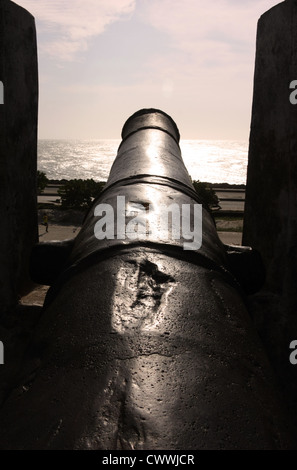 Kanonen aus der spanischen Kolonialzeit weisen von den Mauern des UNESCO-Weltkulturerbes Cartagena, Kolumbien, auf die Karibik Stockfoto