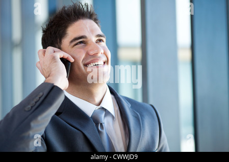 glückliche junge Geschäftsmann telefonieren mit dem Handy Stockfoto