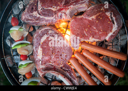 Fleisch auf dem Grill von oben gesehen Stockfoto