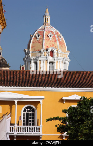 Kuppel der Kathedrale von Granada (Kathedrale der Menschwerdung) hinter dekorierten Häusern, Grenada, Nicaragua, Mittelamerika Stockfoto