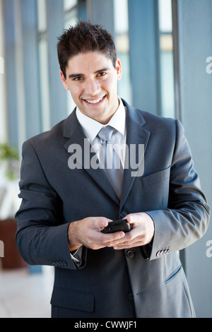 junger Geschäftsmann mit Smartphone e-Mails Stockfoto