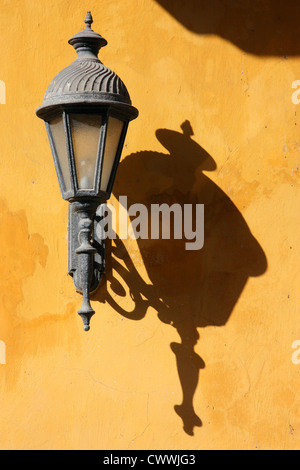 Reich verzierte Straßen Lampen in der Altstadt. Das UNESCO-Weltkulturerbe Cartagena, Kolumbien in Südamerika Stockfoto