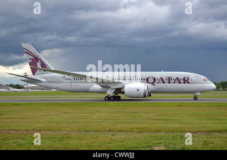 Boeing 787 in den Farben der Qatar Airways ausrollen nach der Landung auf der Farnborough International Airshow 2012 Stockfoto