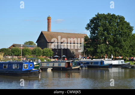 Stratford-Kanal-Becken, Stratford Warwickshire, UK, mit Cox Hof im Hintergrund. Stockfoto