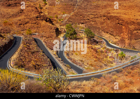 Kurven, gewundenen Straße hohe Ansicht im roten Berge auf Gran canaria Stockfoto