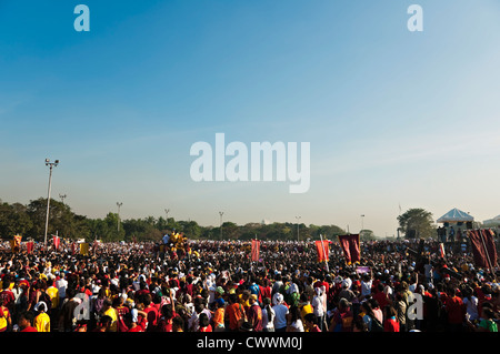 Millionen von Menschen besucht das jährliche Gedenken an das Fest des schwarzen Nazareners in Manila am 9. Januar 2010. Stockfoto