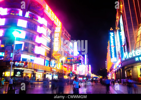 Shanghai, China - 19. August 2009: Tausende von ausländischen und einheimischen Touristen schlendern Sie jede Nacht unter hellen Leuchtreklamen an Nanjing Stockfoto