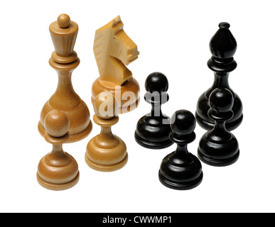 Mehrere Holz Schachfiguren hellen und dunklen Farben. Stockfoto