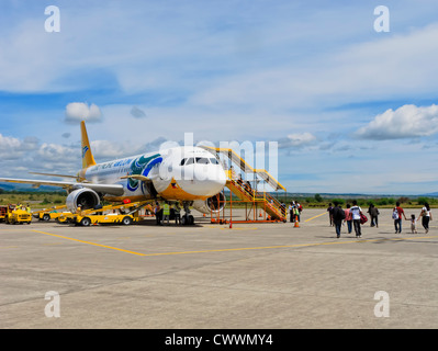 Gensan, Philippinen - 2. April 2011: Passagiere an Bord eine Cebu Pacific Flugzeug nach Manila, gebunden, während Flughafen Personal p Boden Stockfoto