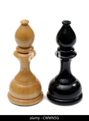 Hölzerne Schach Stücke helle und dunkle Farben Stockfoto