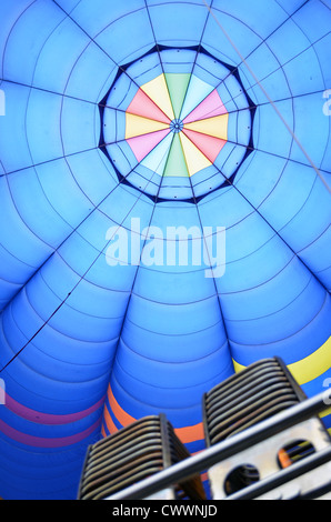 Blick von einem Heißluftballon aus innen mit Brenner Stockfoto