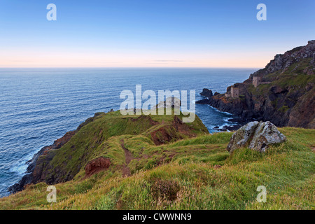 Die Krone-Zinn-Minen auf Botallack in Cornwall mit einem Teil der South West Coast Path im Vordergrund. Stockfoto