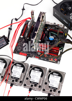 Computer-Motherboard mit vier Festplatten zu einem RAID-Controller angeschlossen Stockfoto