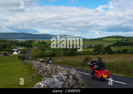 Motorräder auf der kurvenreichen Landstraße in der Region Burren im County Clare, Republik Irland. Stockfoto