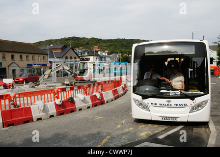 Bauarbeiten in Aberystwyth, Wales, erstellen neue ÖPNV-Haltestellen. Stockfoto