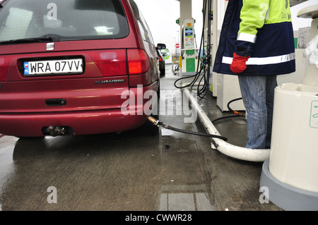 Minivan gefüllt mit Flüssiggas (Liquefied Petroleum Gas) auf Benzin, Tankstelle Stockfoto