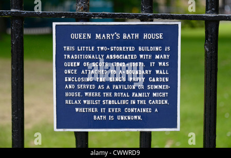 Beschreibende Plaque, Queen Mary Badehaus. Holyrood Palace, die Royal Mile und Edinburgh, Mitte Lothian, Schottland, Vereinigtes Königreich. Stockfoto