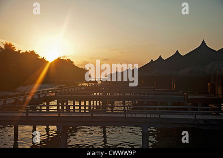 Sonnenuntergang über hölzerne Docks auf dem Wasser Stockfoto