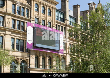 TV-Großbildschirm auf Manchesters Mais Börsengebäude in Exchange Square mit Olympischen branding Surround montiert. Stockfoto