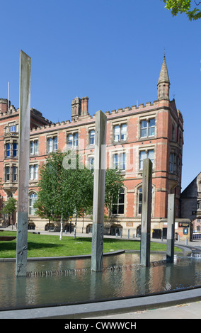 Wasserspiel in Manchester Kathedrale Gärten und die Millgate und Nichols Gebäude der Chetham es School of Music in Manchester. Stockfoto