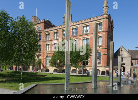 Wasserspiel in Manchester Kathedrale Gärten und die Millgate und Nicholls Gebäude der Chetham es School of Music in Manchester. Stockfoto