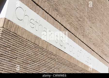 Der Name der Chetham es Scool of Music eingeschrieben in das neue Schulgebäude an der Victoria Station Approach-Fassade. Stockfoto