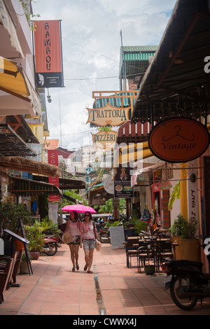 Restaurant-gefüllte Gasse in Siem Reap, Kambodscha Stockfoto