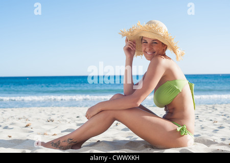 Frau mit Strohhut am Strand Stockfoto