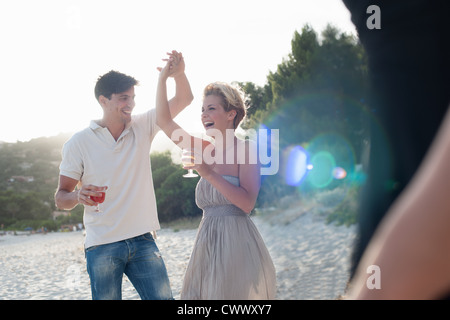 Paare tanzen zusammen am Strand Stockfoto