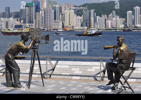 Kameramann und Film-Regisseur-Statue mit der Skyline von Hong Kong im Hintergrund (Hongkong, China) Stockfoto