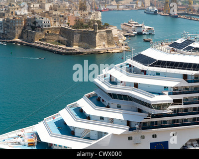 Große moderne Kreuzfahrtschiff in The Grand Harbour Valletta, Insel Malta, mediterran Stockfoto