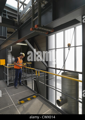 Arbeiter bedienen von Maschinen im Werk Stockfoto