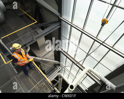 Arbeiter bedienen von Maschinen im Werk Stockfoto