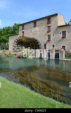 c19. Wasserrad oder Wasserrad, Wassermühle und Fluss Calavon oder Coulon, Robion in Luberon Regional Park Vaucluse Provence Frankreich Stockfoto
