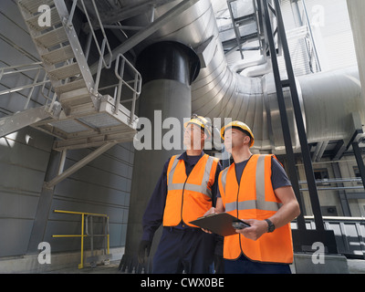 Arbeitnehmer, die Prüfung von Maschinen im Werk Stockfoto