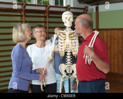 Ältere Menschen untersuchen Skelett Stockfoto