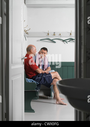 Ältere Männer sitzen im Umkleideraum Stockfoto