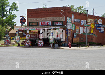 Die ehemalige Stadt Fleischmarkt in Erick Oklahoma, jetzt die Sandhill Curiosity Shop und Heimat der mittelmäßigen Music Makers Stockfoto