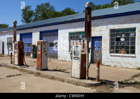 Gas-Pumpen vor eine verlassene Tankstelle entlang der Route 66 in McLean, Texas Stockfoto