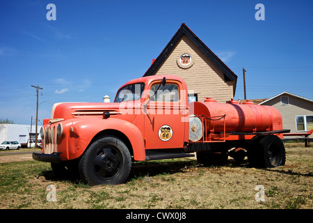 Alten Phillips 66 Kraftstofftanker an restaurierten Tankstelle entlang der Route 66 in McLean, Texas Stockfoto