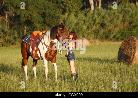 Frau Walking Pferd im Wald Stockfoto