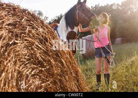 Frau Walking Horse in Wiese Stockfoto