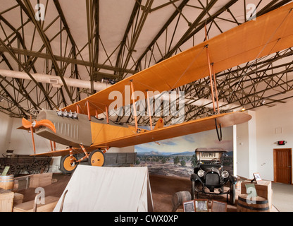 1916 Curtiss JN-3 Jenny Doppeldecker auf Ausstellungshalle im Pancho Villa State Park in Columbus, New Mexico, USA Stockfoto