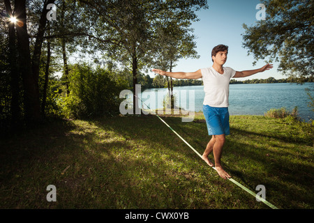 Mann zu Fuß auf Seil im freien Stockfoto