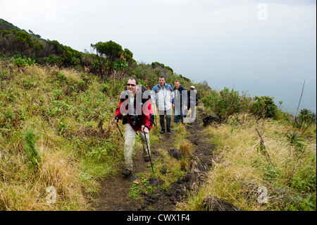 Wanderer Klettern Nyiragongo Volcano, Virunga National Park, DR Congo Stockfoto