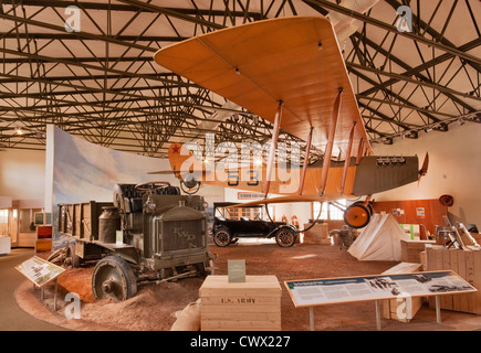 1916 Curtiss JN-3 Jenny Doppeldecker auf Ausstellungshalle im Pancho Villa State Park in Columbus, New Mexico, USA Stockfoto